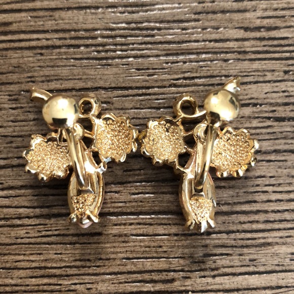 Vintage Pink Floral Goldtone Clip Earrings - Picture 6 of 12